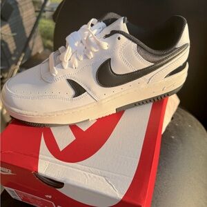 Nike Gamma Force. Women’s 9.5. Men’s 8